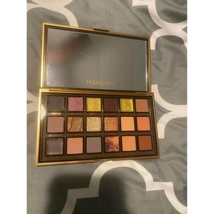 HUDA beauty Empowered palette. New